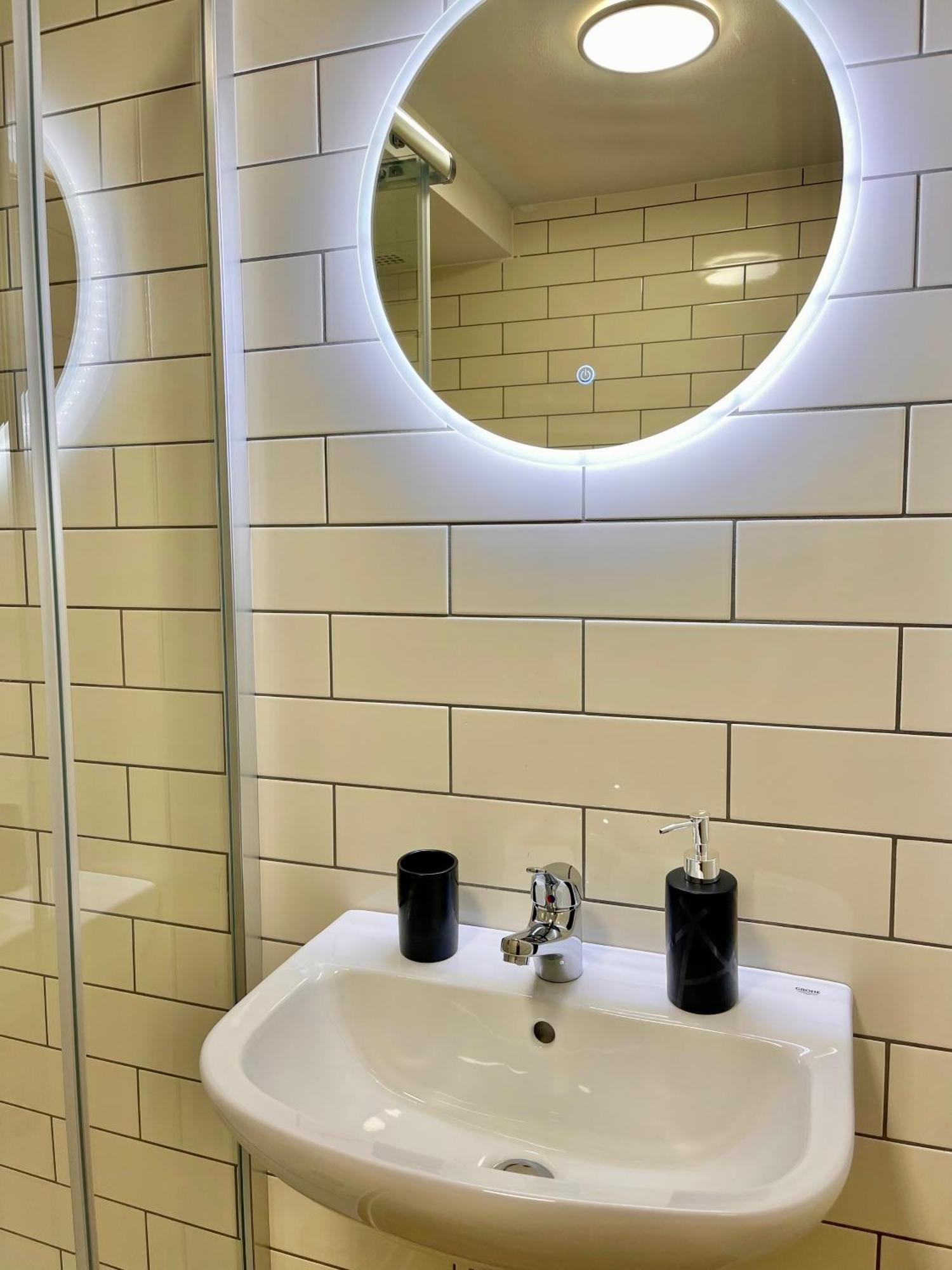 Terracotta Apartment - Zentral, Parken, Netflix, Kontaktloses Einchecken, Kingsize-Bett Wuppertal Dış mekan fotoğraf